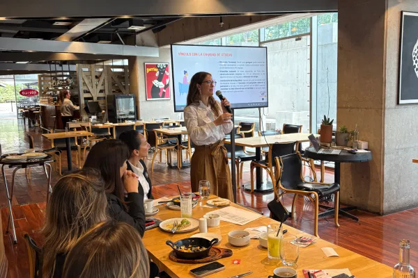 Carolina Pinto Grez dando una charla sobre equidad de género.
