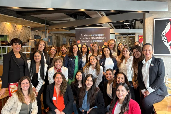 Carolina Pinto Grez junto a asistentes en encuentro profesional.