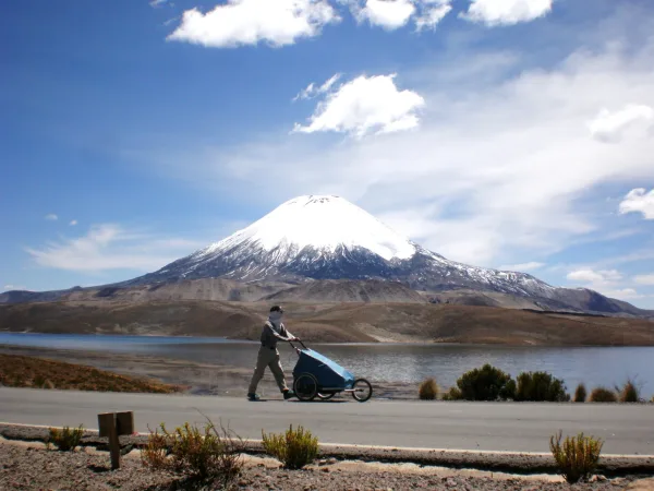 Nacho Dean avanzando a pie junto a los Andes durante una expedición.