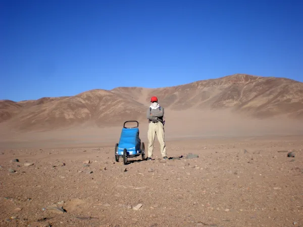 Nacho Dean durante una etapa de exploración en el desierto de Atacama.