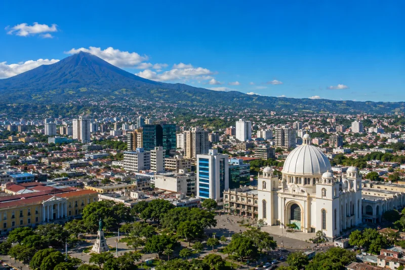 Vista urbana de San Salvador como contexto empresarial de El Salvador