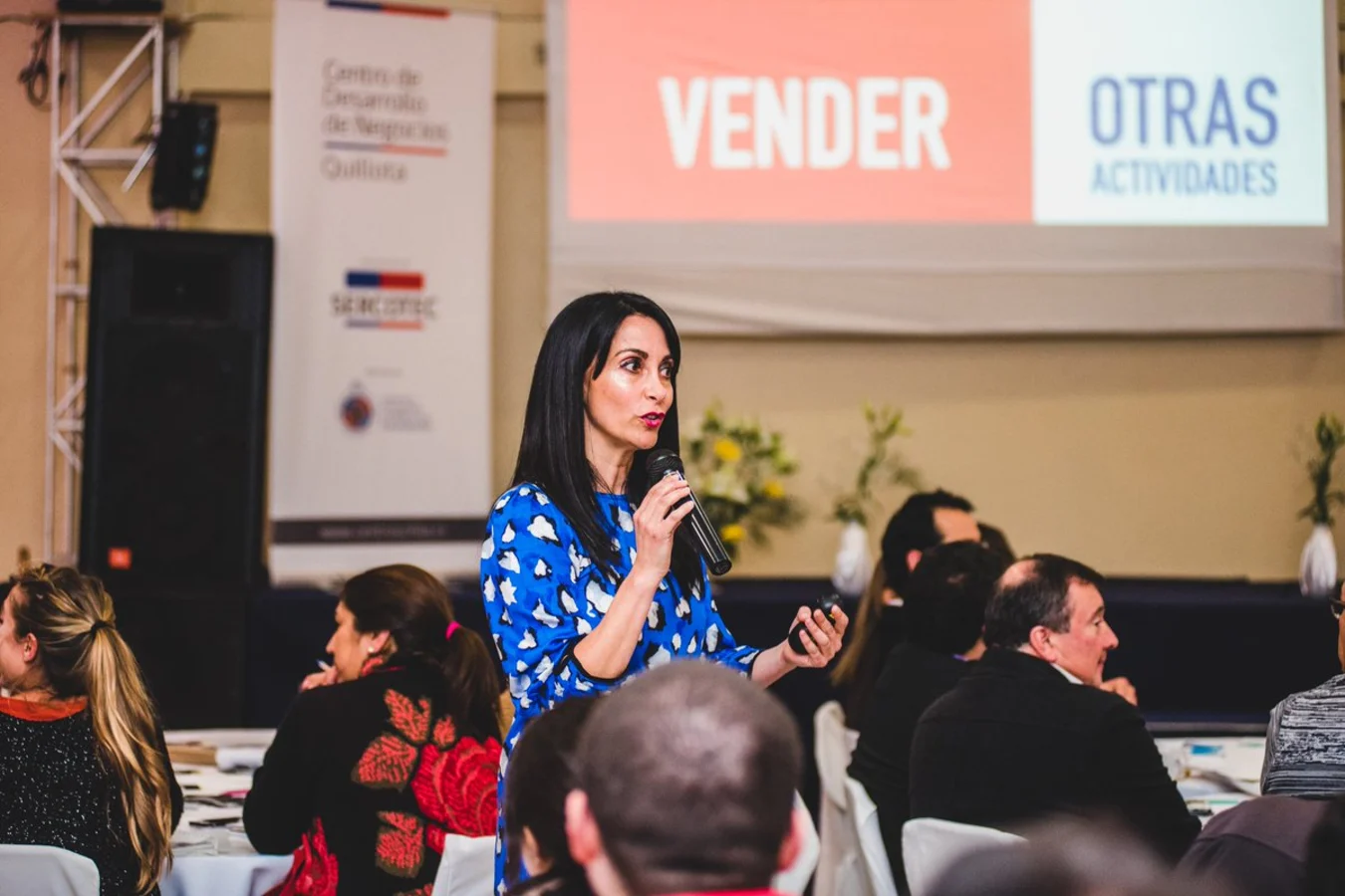 Karen Montalva guiando una experiencia de aprendizaje