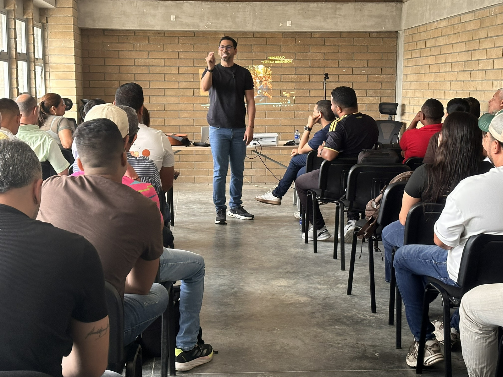 Ronald Castro hablando desde el escenario