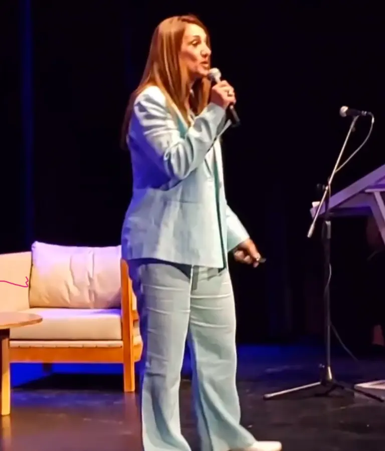 Karina Lopuzzo durante una presentación.